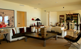 Exclusivo apartamento penthouse frente al mar en venta en la playa de Los Monteros en Marbella 3