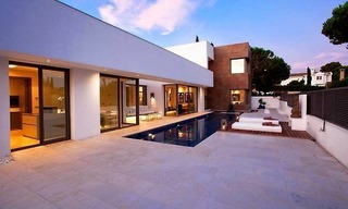 Nueva villa de estilo contemporáneo en venta en la Milla de Oro en Marbella 0