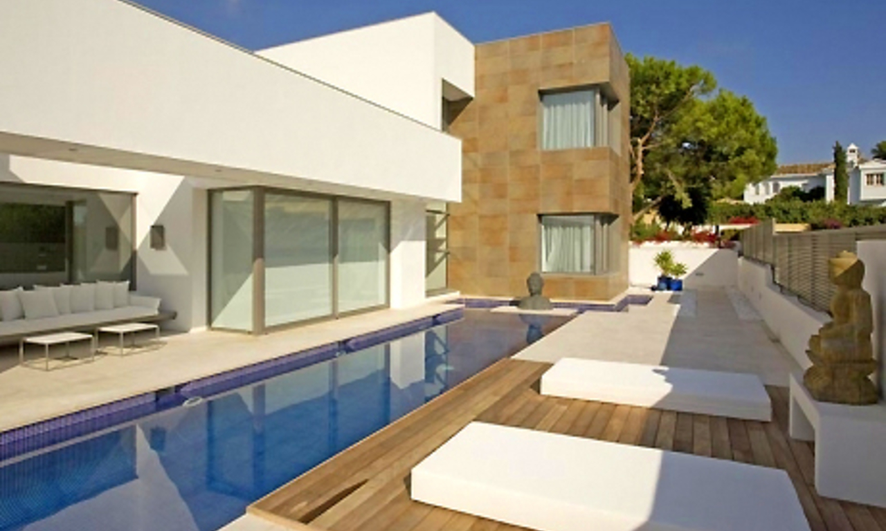 Nueva villa de estilo contemporáneo en venta en la Milla de Oro en Marbella 7