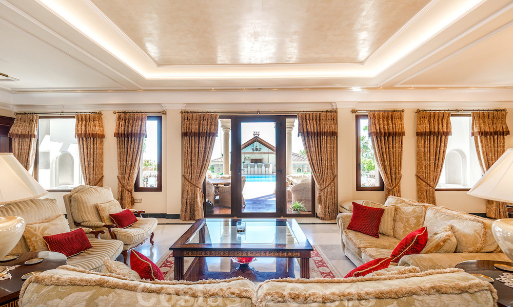 Villa de lujo en estilo clásico con vistas al mar en venta en Sierra Blanca, Marbella 22206