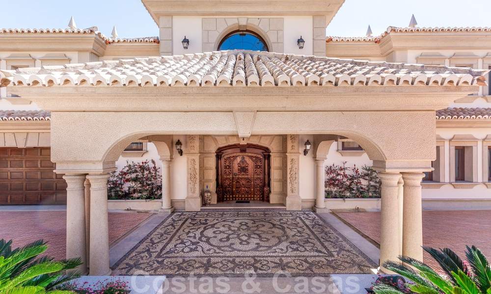 Villa de lujo en estilo clásico con vistas al mar en venta en Sierra Blanca, Marbella 22213