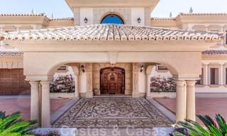 Villa de lujo en estilo clásico con vistas al mar en venta en Sierra Blanca, Marbella 22213 