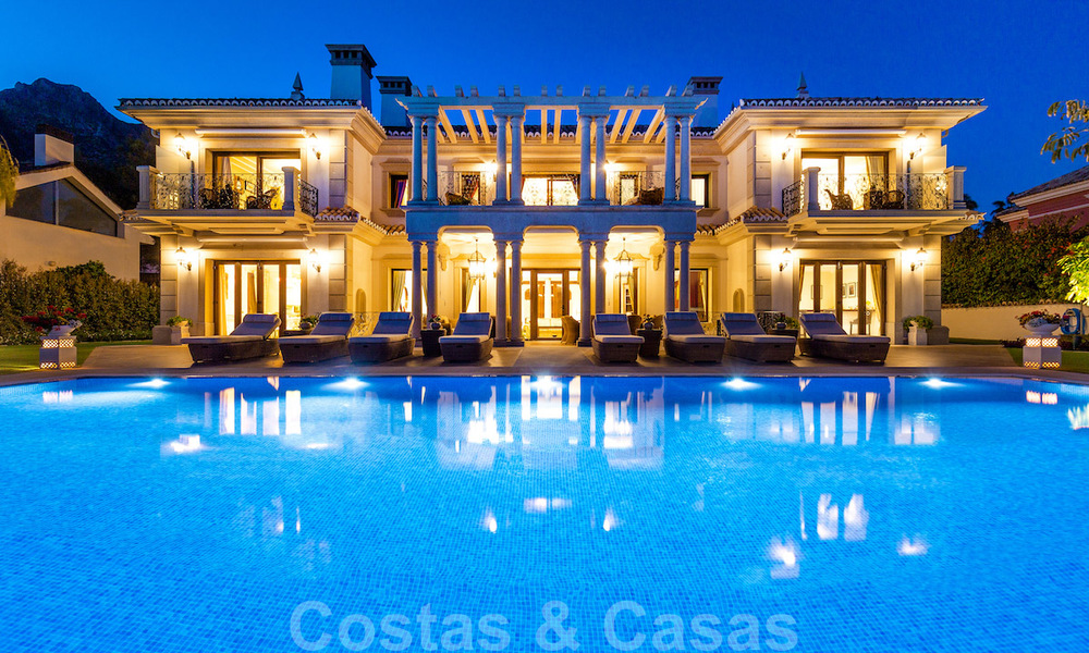 Villa de lujo en estilo clásico con vistas al mar en venta en Sierra Blanca, Marbella 22220