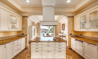 Villa de lujo en estilo clásico con vistas al mar en venta en Sierra Blanca, Marbella 22223 