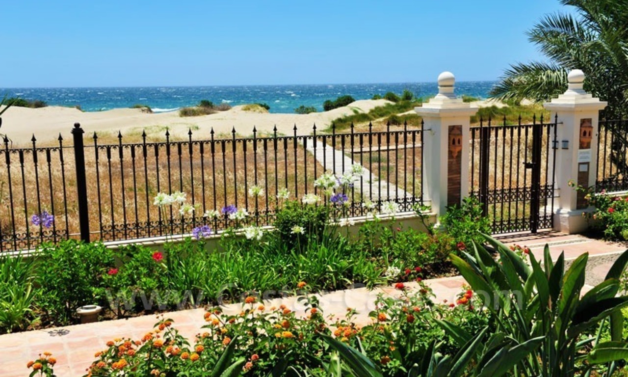 Exclusivo apartamento penthouse frente al mar en venta en la playa de Los Monteros en Marbella 2