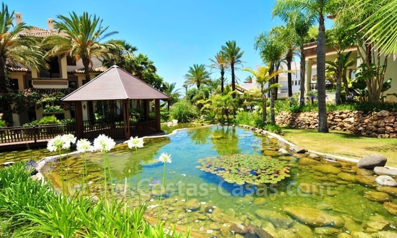 Exclusivo apartamento penthouse frente al mar en venta en la playa de Los Monteros en Marbella 5