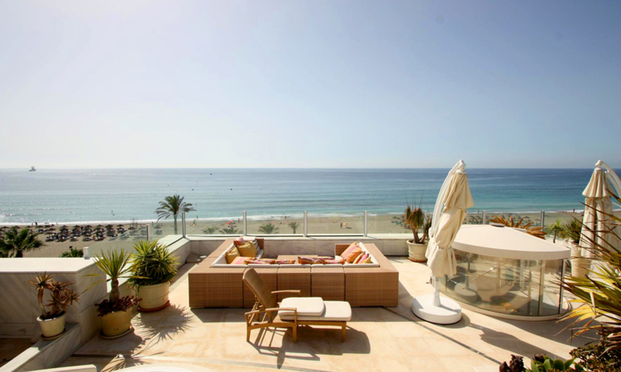 Ático de lujo en venta en primera línea de playa en Puerto Banús – Marbella 0