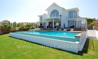 Se vende villa de estilo moderno en un complejo de golf entre Marbella y Estepona 0
