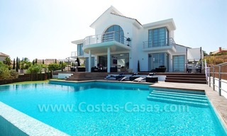 Se vende villa de estilo moderno en un complejo de golf entre Marbella y Estepona 1