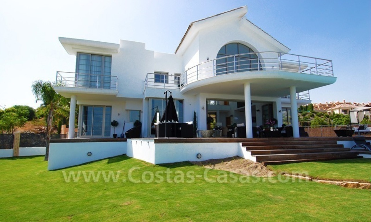 Se vende villa de estilo moderno en un complejo de golf entre Marbella y Estepona 3