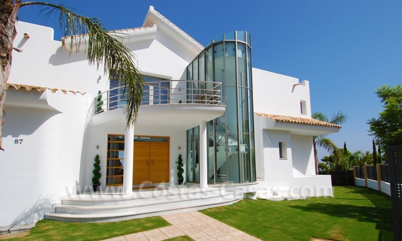 Se vende villa de estilo moderno en un complejo de golf entre Marbella y Estepona 5