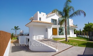 Se vende villa de estilo moderno en un complejo de golf entre Marbella y Estepona 4