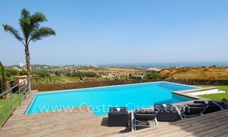 Se vende villa de estilo moderno en un complejo de golf entre Marbella y Estepona 6