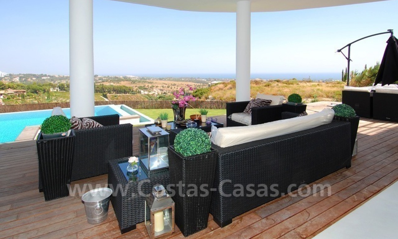 Se vende villa de estilo moderno en un complejo de golf entre Marbella y Estepona 11