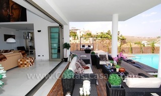 Se vende villa de estilo moderno en un complejo de golf entre Marbella y Estepona 10
