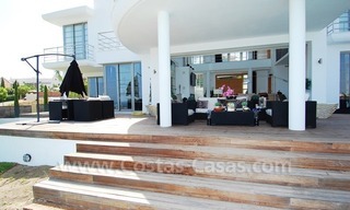 Se vende villa de estilo moderno en un complejo de golf entre Marbella y Estepona 8