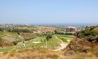 Se vende villa de estilo moderno en un complejo de golf entre Marbella y Estepona 12