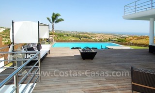 Se vende villa de estilo moderno en un complejo de golf entre Marbella y Estepona 13
