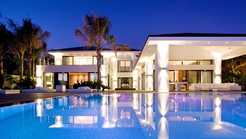 Marbella villa moderna en venta en Los Monteros cerca de la Playa en Marbella Este