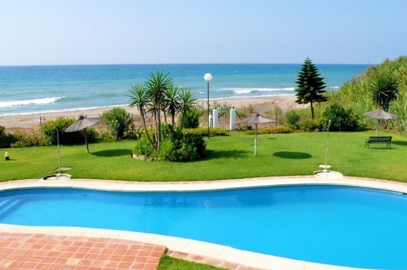 Apartamento en primera línea de playa a la venta en Mijas Costa en la Costa del Sol