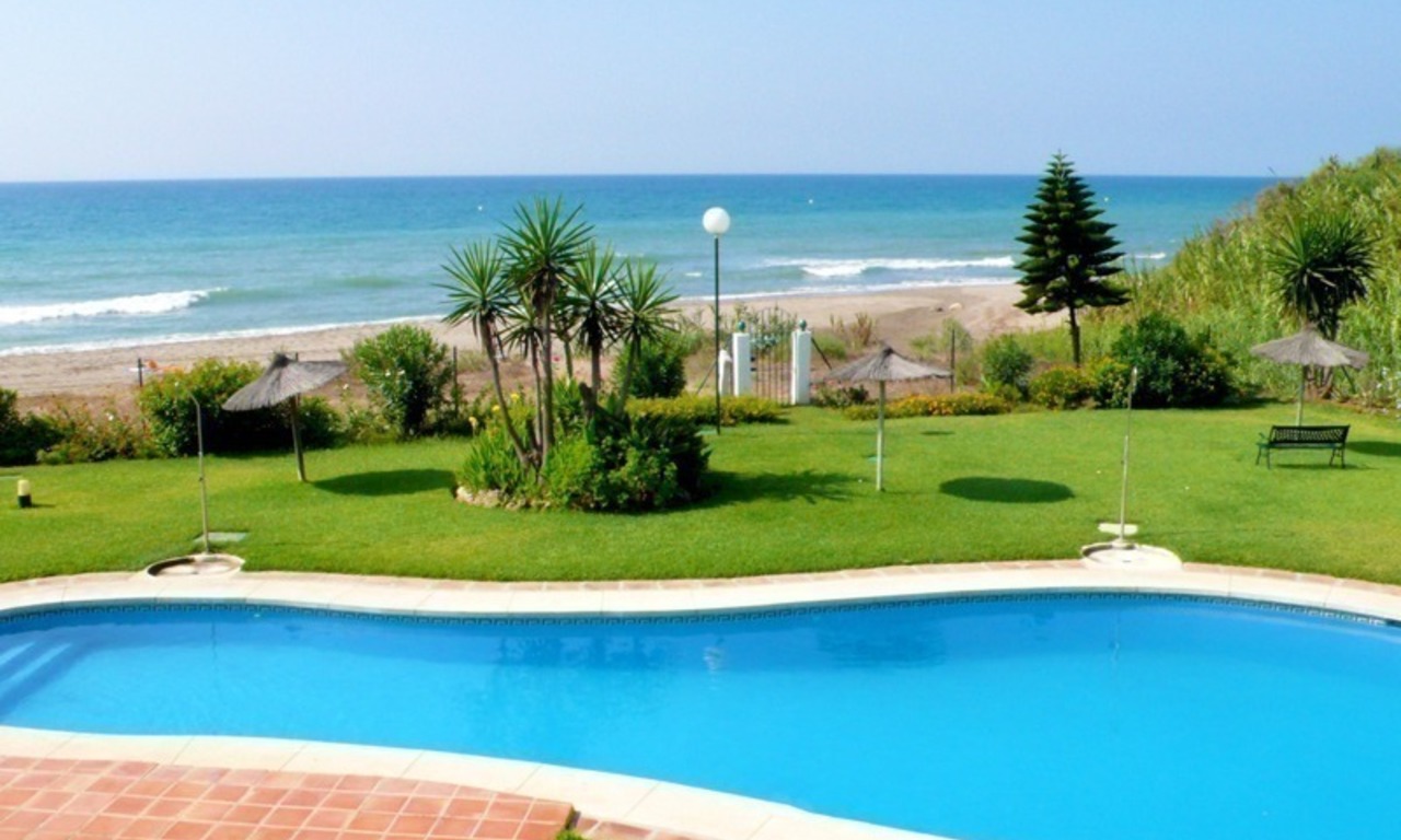Apartamento en primera línea de playa a la venta en Mijas Costa en la Costa del Sol 0