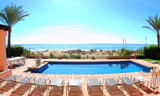 En venta: Villa en primera línea en Bahía de Marbella – Los Monteros 0