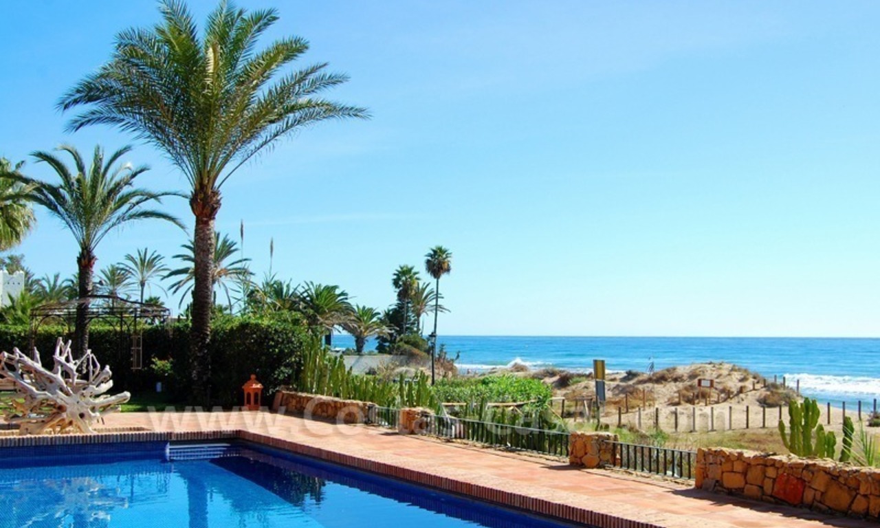 En venta: Villa en primera línea en Bahía de Marbella – Los Monteros 1