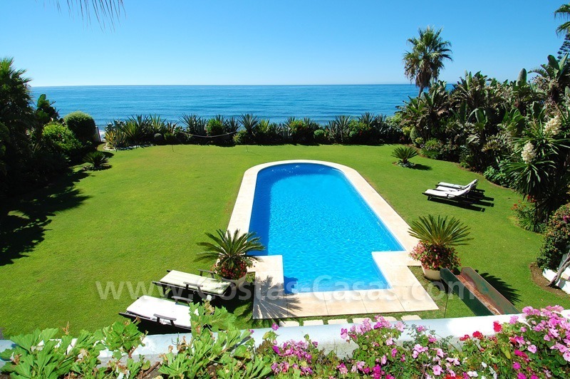 Villa en venta en primera linea de playa, Marbella - Estepona