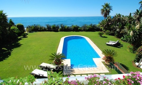Villa en venta en primera linea de playa, Marbella - Estepona 