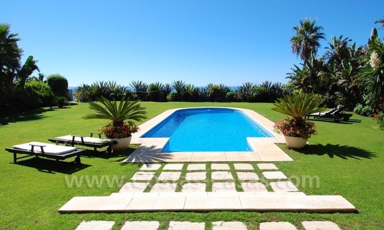 Villa en venta en primera linea de playa, Marbella - Estepona 2