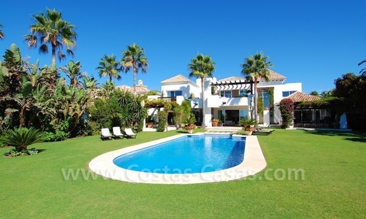 Villa en venta en primera linea de playa, Marbella - Estepona 4