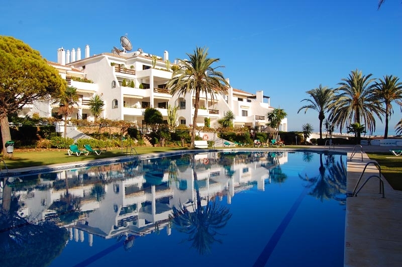 Apartamentos en primera línea de playa en venta en la Milla de Oro, Marbella.