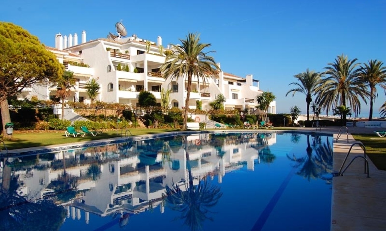 Apartamentos en primera línea de playa en venta en la Milla de Oro, Marbella. 0