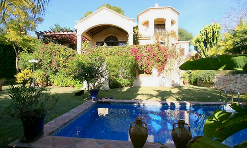 Villa en venta en El Rosario al Este de Marbella, Costa del Sol 