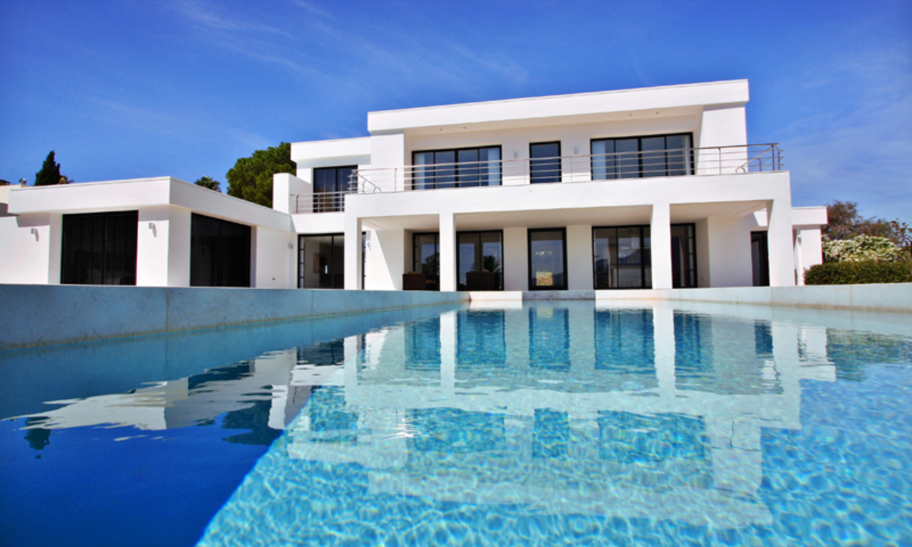 Villa contemporánea en primera línea de golf en venta en Nueva Andalucia – Marbella 1