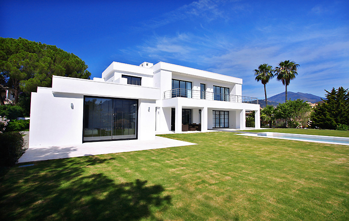 Villa contemporánea en primera línea de golf en venta en Nueva Andalucia – Marbella
