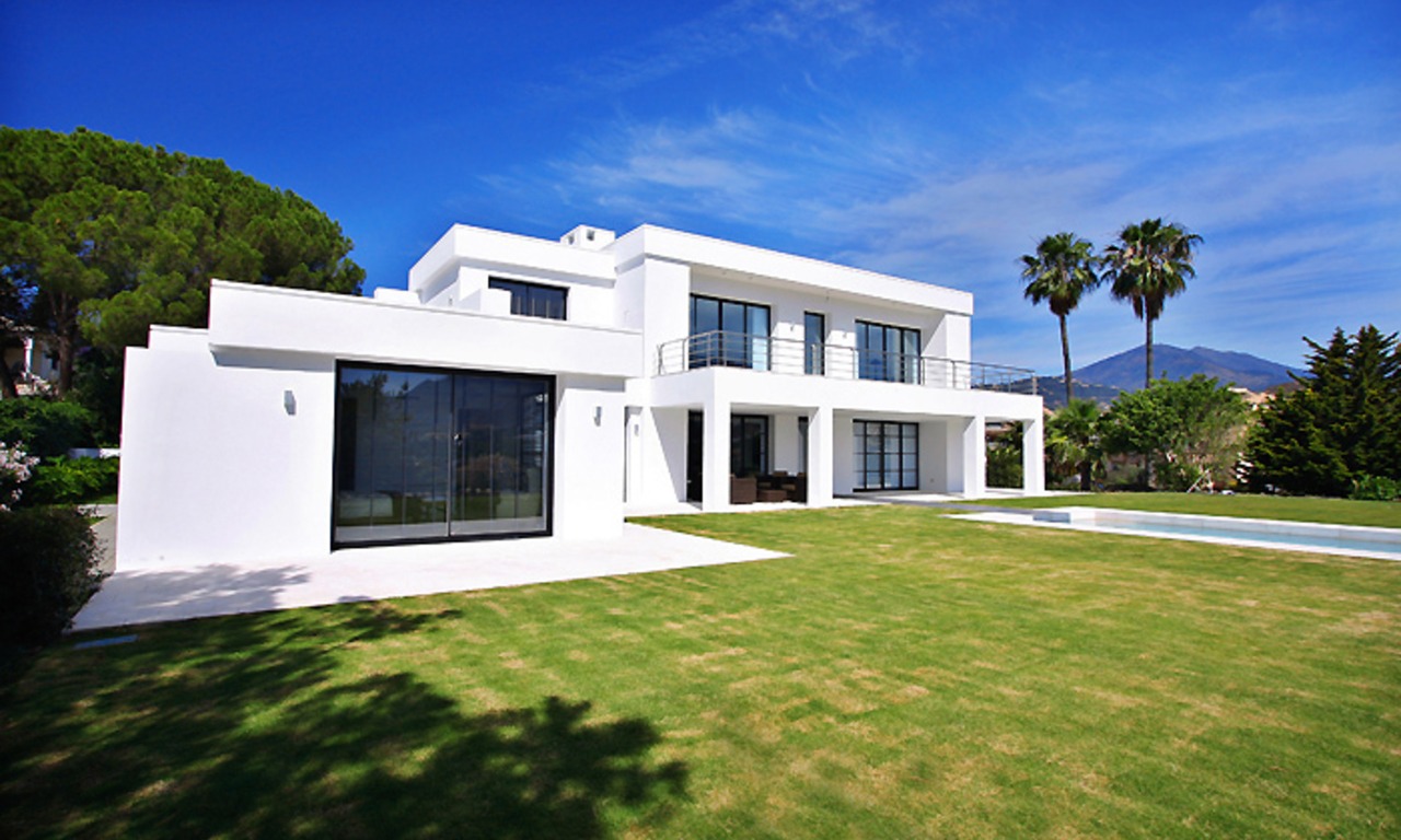 Villa contemporánea en primera línea de golf en venta en Nueva Andalucia – Marbella 0