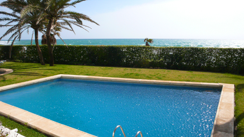 Apartamento en primera línea de playa en venta en Milla de Oro, Marbella – Puerto Banús