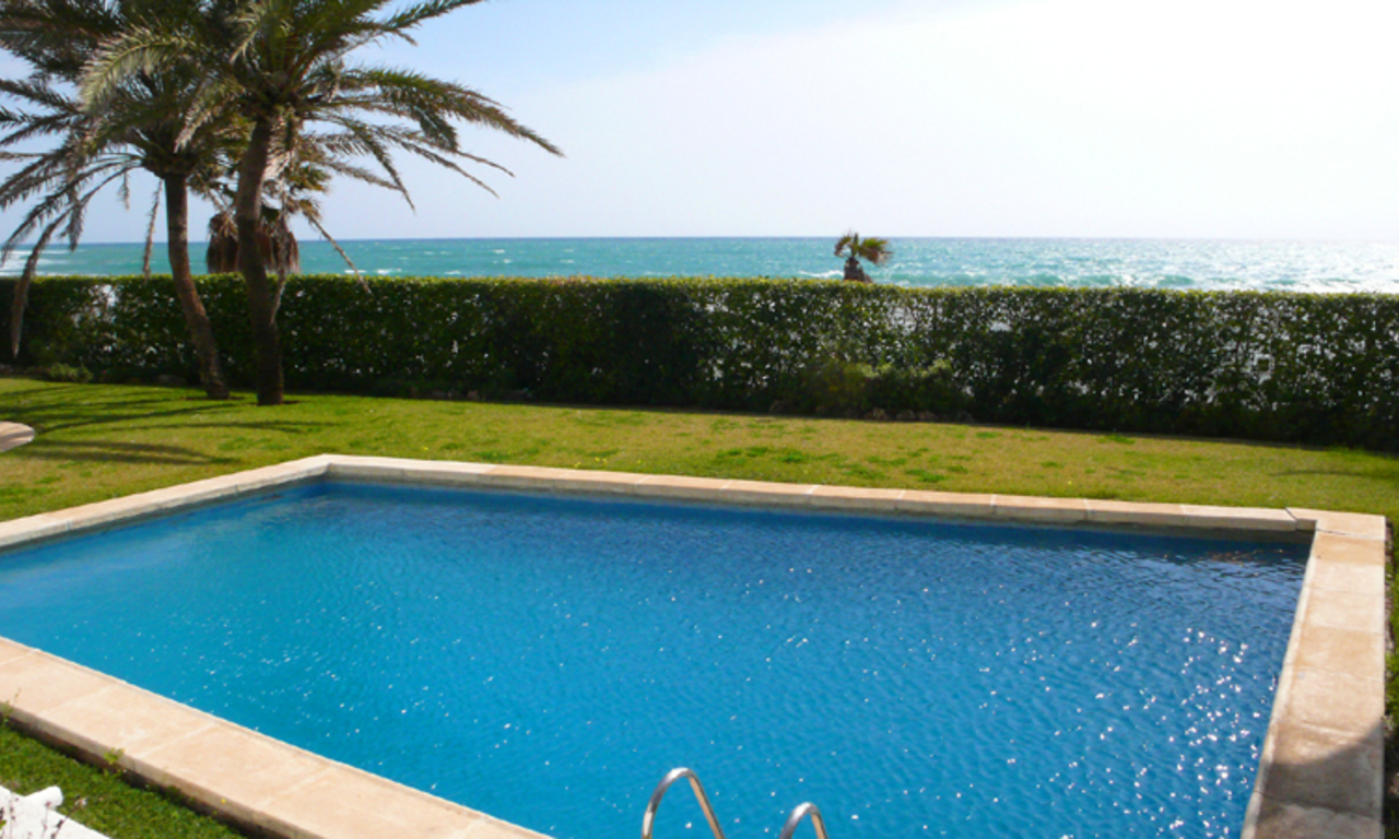 Apartamento en primera línea de playa en venta en Milla de Oro, Marbella – Puerto Banús 0