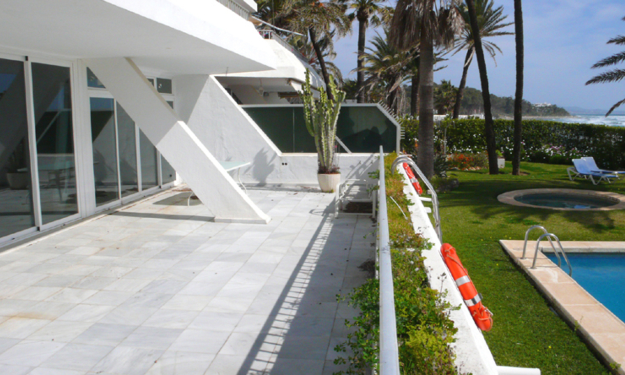 Apartamento en primera línea de playa en venta en Milla de Oro, Marbella – Puerto Banús 3