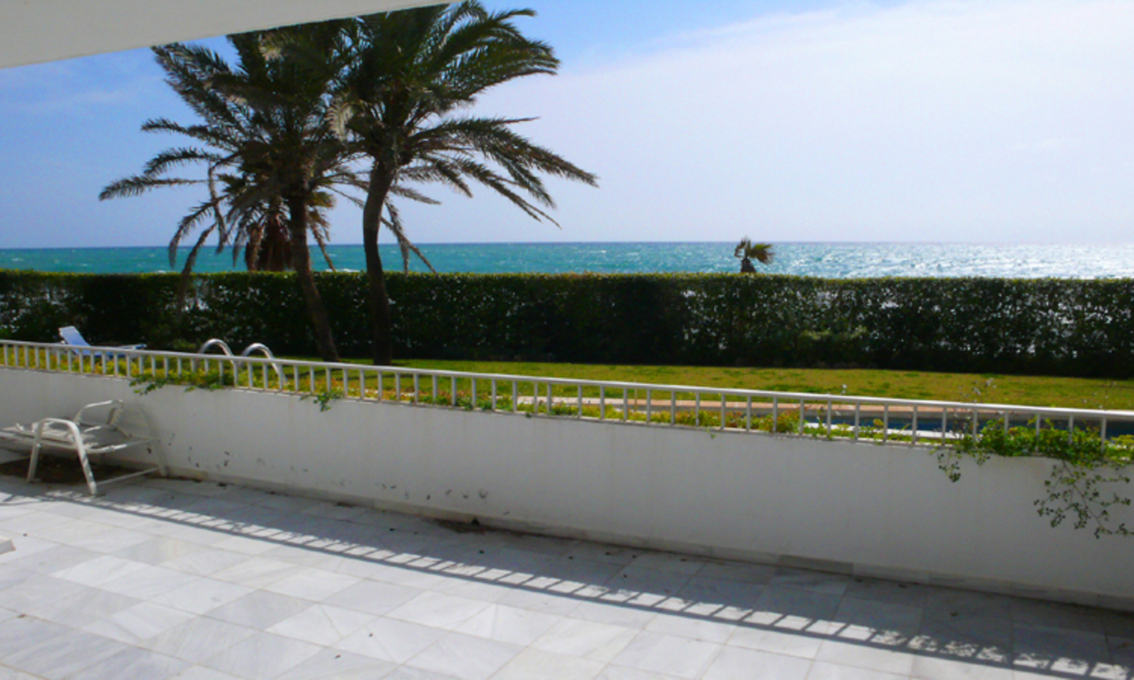 Apartamento en primera línea de playa en venta en Milla de Oro, Marbella – Puerto Banús 1
