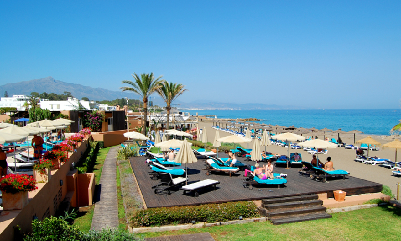 Villa en venta primera línea de playa y golf de primera línea en Marbella 9
