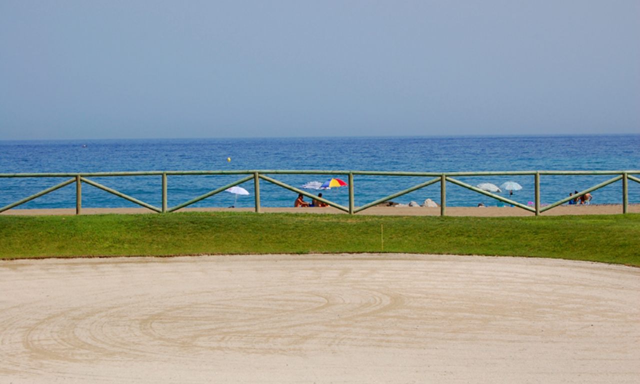 Villa en venta primera línea de playa y golf de primera línea en Marbella 8