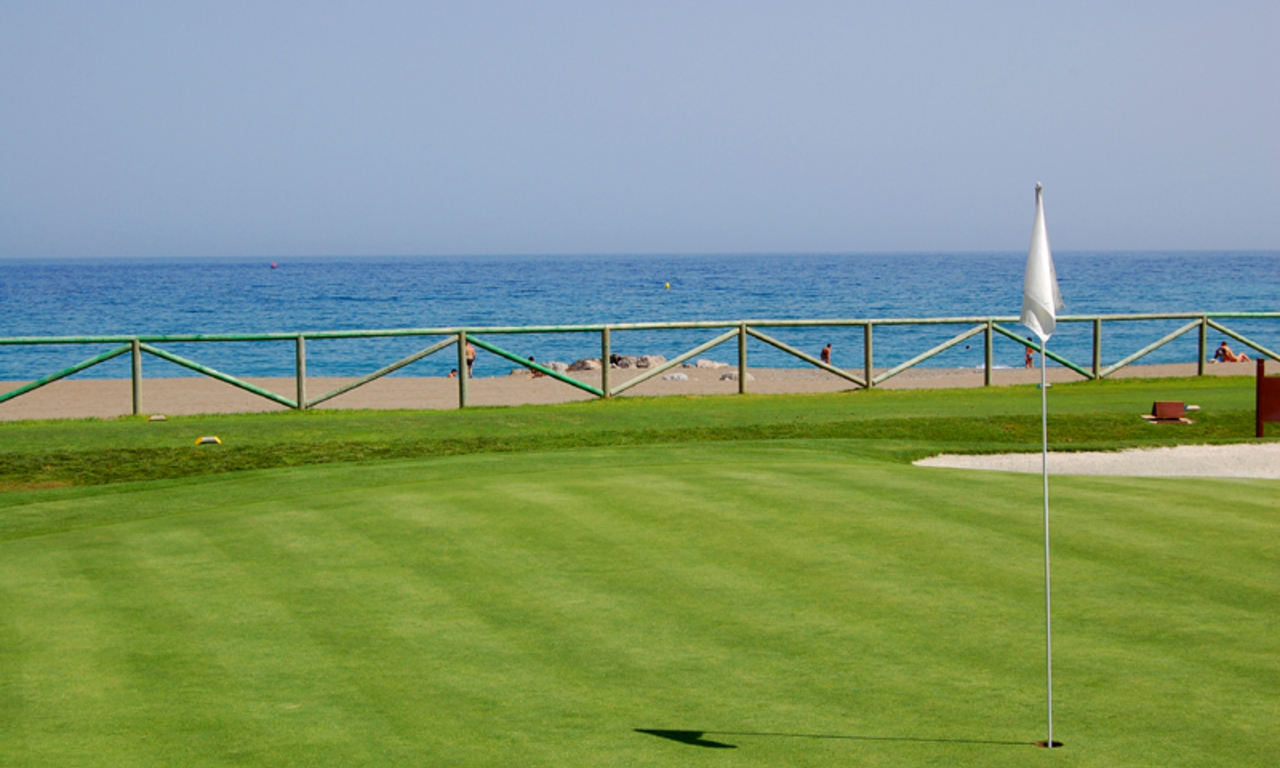 Villa en venta primera línea de playa y golf de primera línea en Marbella 6