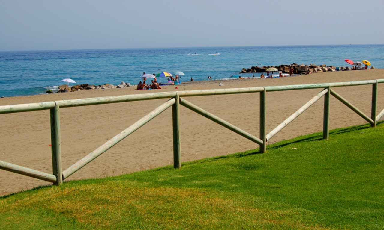 Villa en venta primera línea de playa y golf de primera línea en Marbella 7