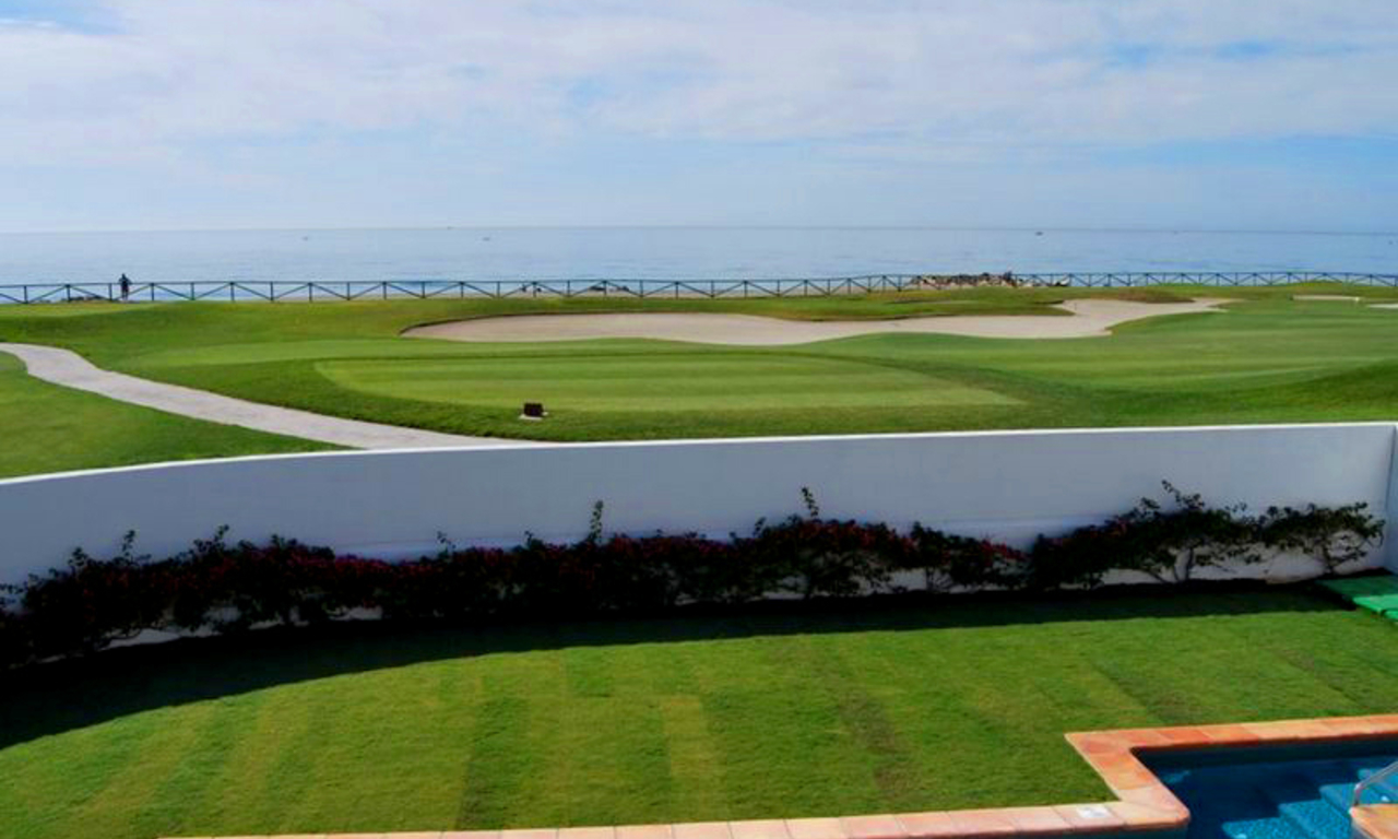 Villa en venta primera línea de playa y golf de primera línea en Marbella 1
