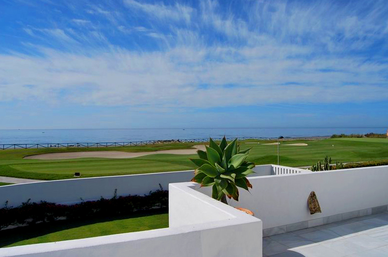 Villa en venta primera línea de playa y golf de primera línea en Marbella