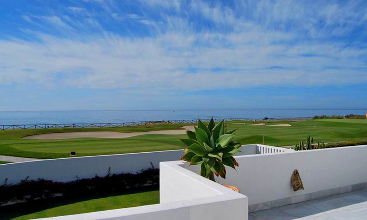 Villa en venta primera línea de playa y golf de primera línea en Marbella 0