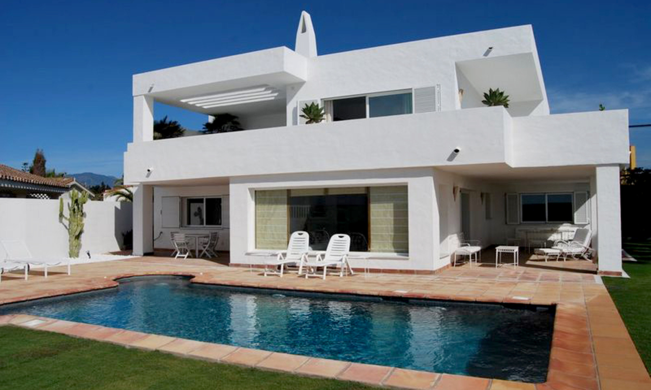 Villa en venta primera línea de playa y golf de primera línea en Marbella 2