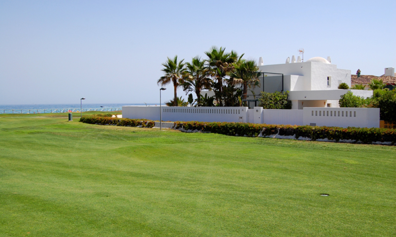 Villa en venta primera línea de playa y golf de primera línea en Marbella 3